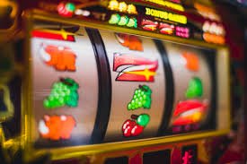 Live casino BIQ77 dengan dealer cantik di meja baccarat dan roulette langsung